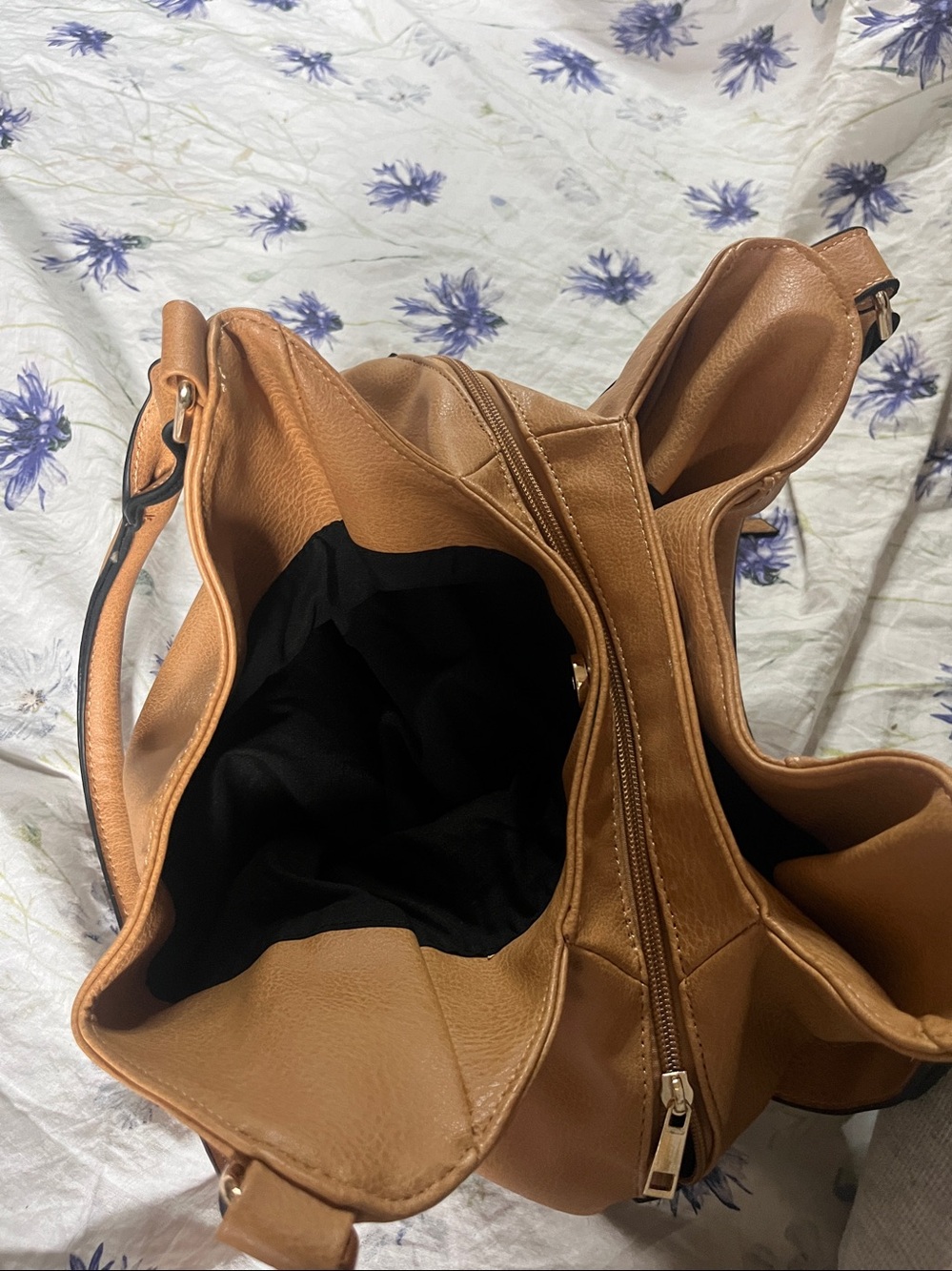 Tan Women's Shoulder Bag – Soft Pebble Leather Look with Zip Pocket 🤎👜 - Picture 4 of 6